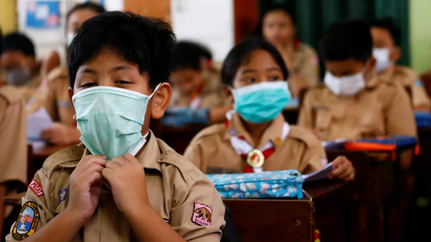 Students wear face masks in school after Indonesia confirmed
its first cases of COVID-19, in Jakarta on March 4.   © Reuters