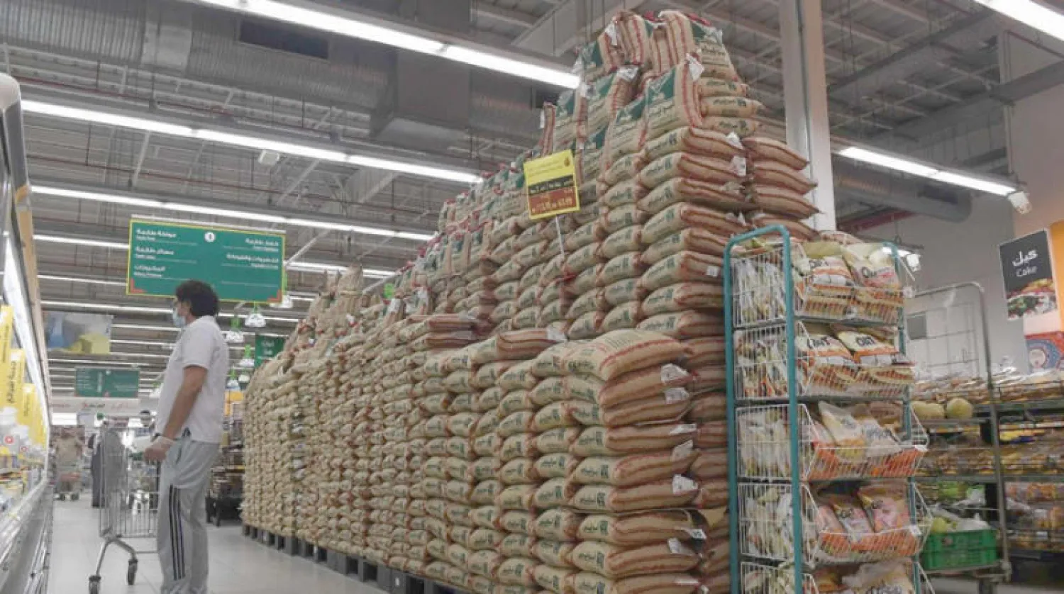 الشركات السعودية تبدأ في تهيئة الأسواق من المخزون والسلع تأهباً للطلب في شهر رمضان (الشرق الأوسط)
