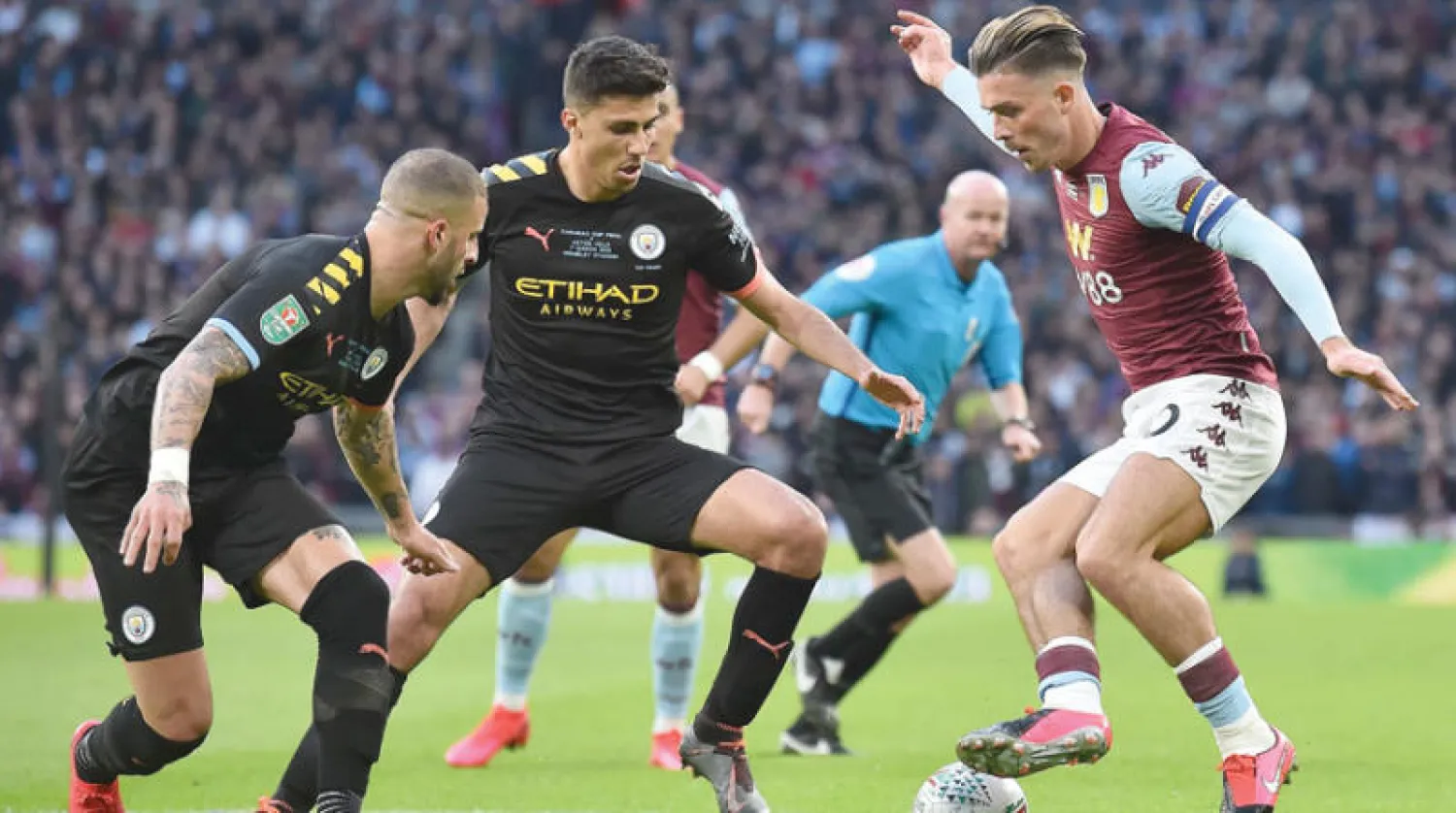 غريليش (يمين) في مواجهة مانشستر سيتي في نهائي كأس الرابطة