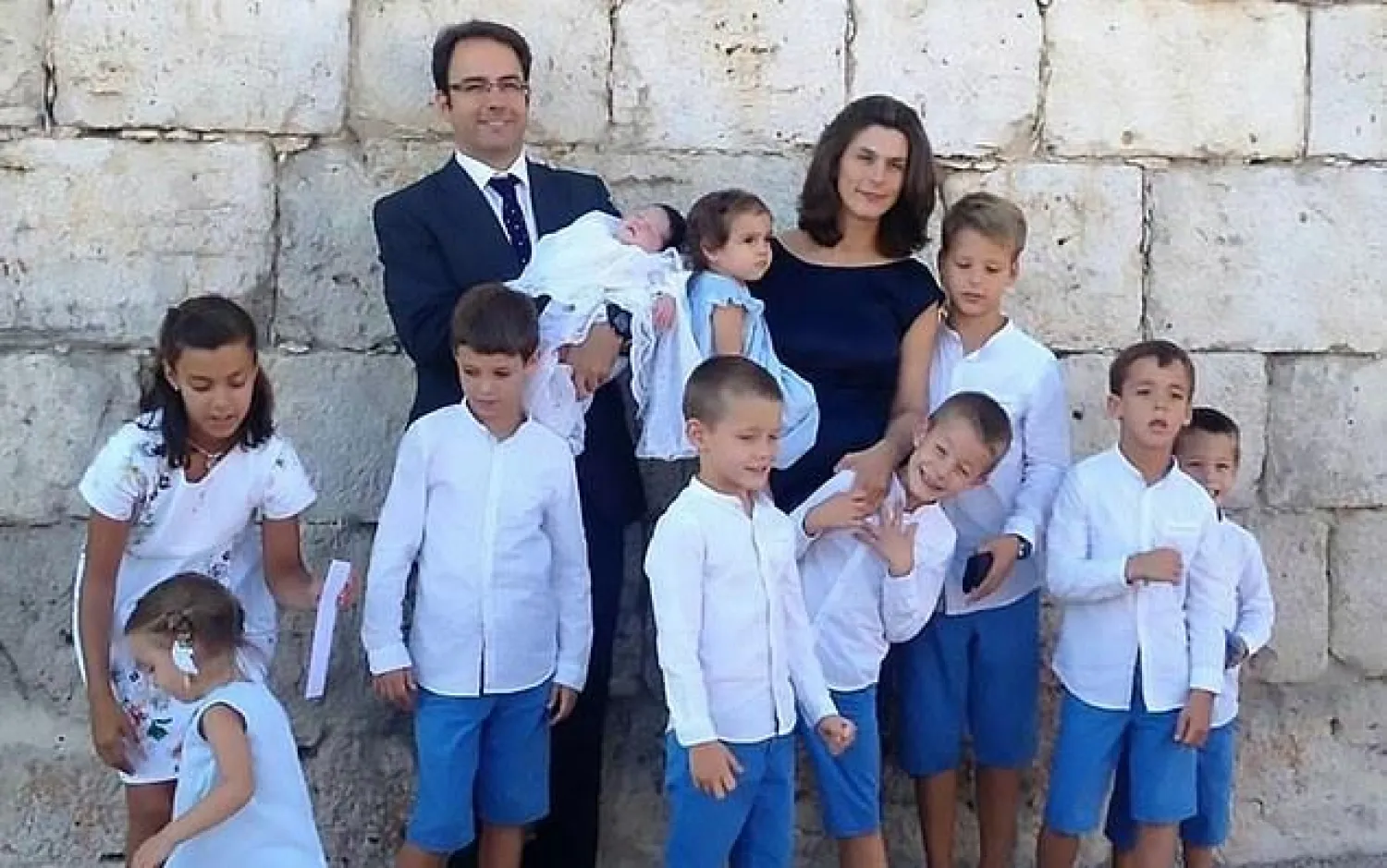 خوسيه ماريا سيبريان غيرفاس مع زوجته وأبنائهما الأحد عشر (ديلي ميل)