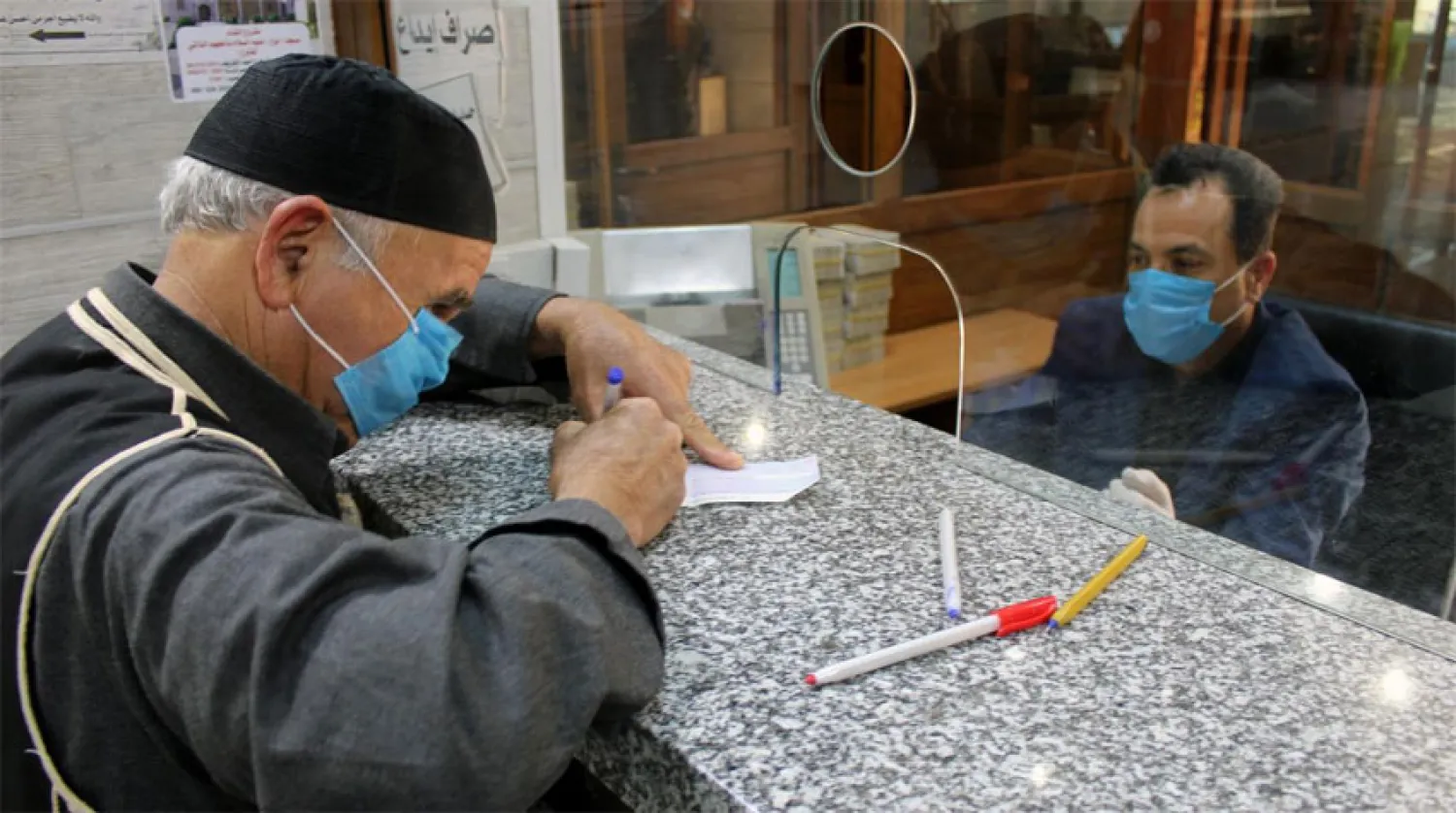 ورش حياكة لتصنيع الكمامات في ليبيا... والمخاوف تزداد بعد ارتفاع الإصابات