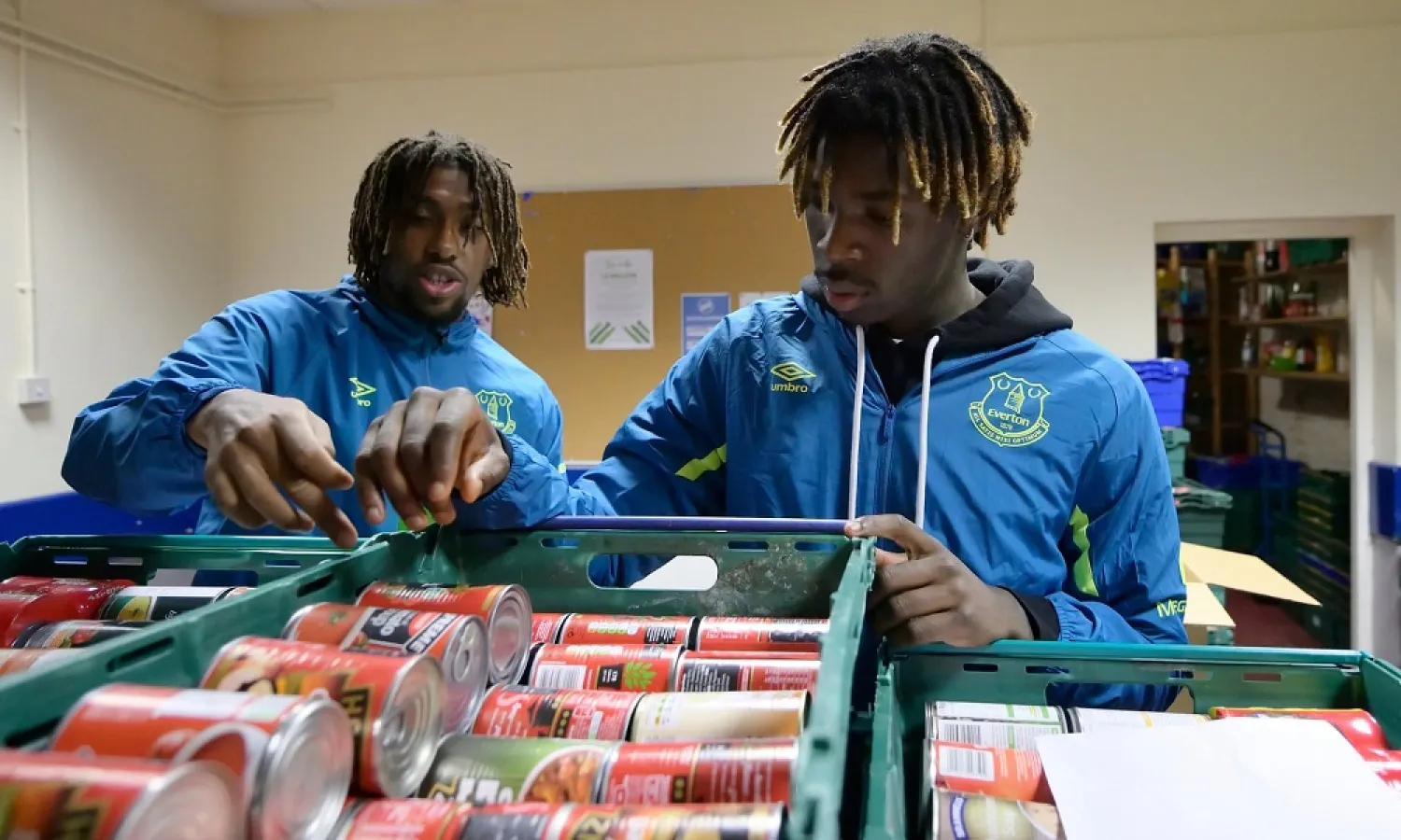 Everton players Alex Iwobi and Moise Kean help out at a foodbank in Liverpool. (Getty Images)