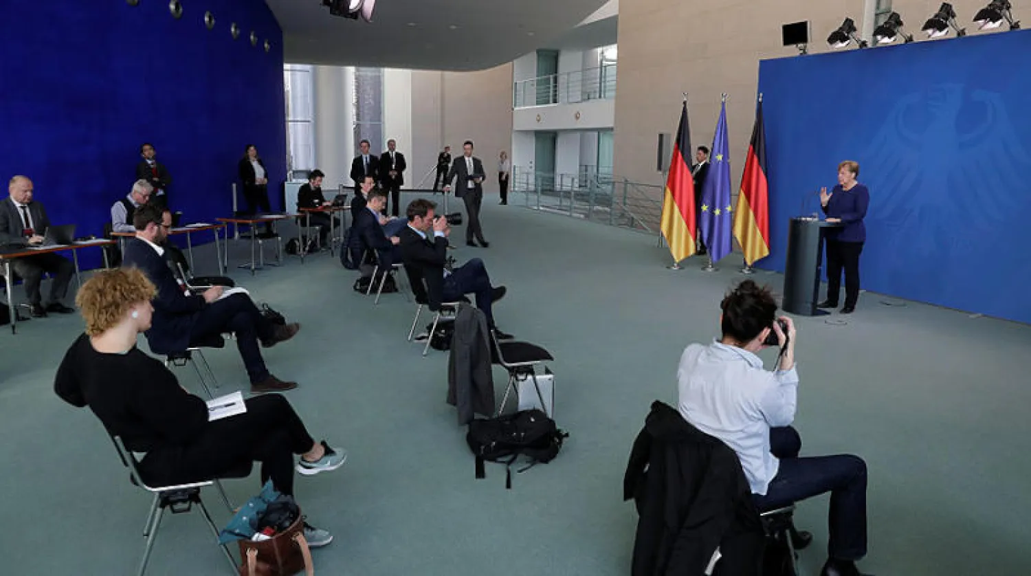 المستشارة الألمانية أنجيلا ميركل تتحدث في مؤتمر صحافي روعيت فيه تدابير الوقاية من «كورونا» بمقر المستشارية في برلين أمس (رويترز)