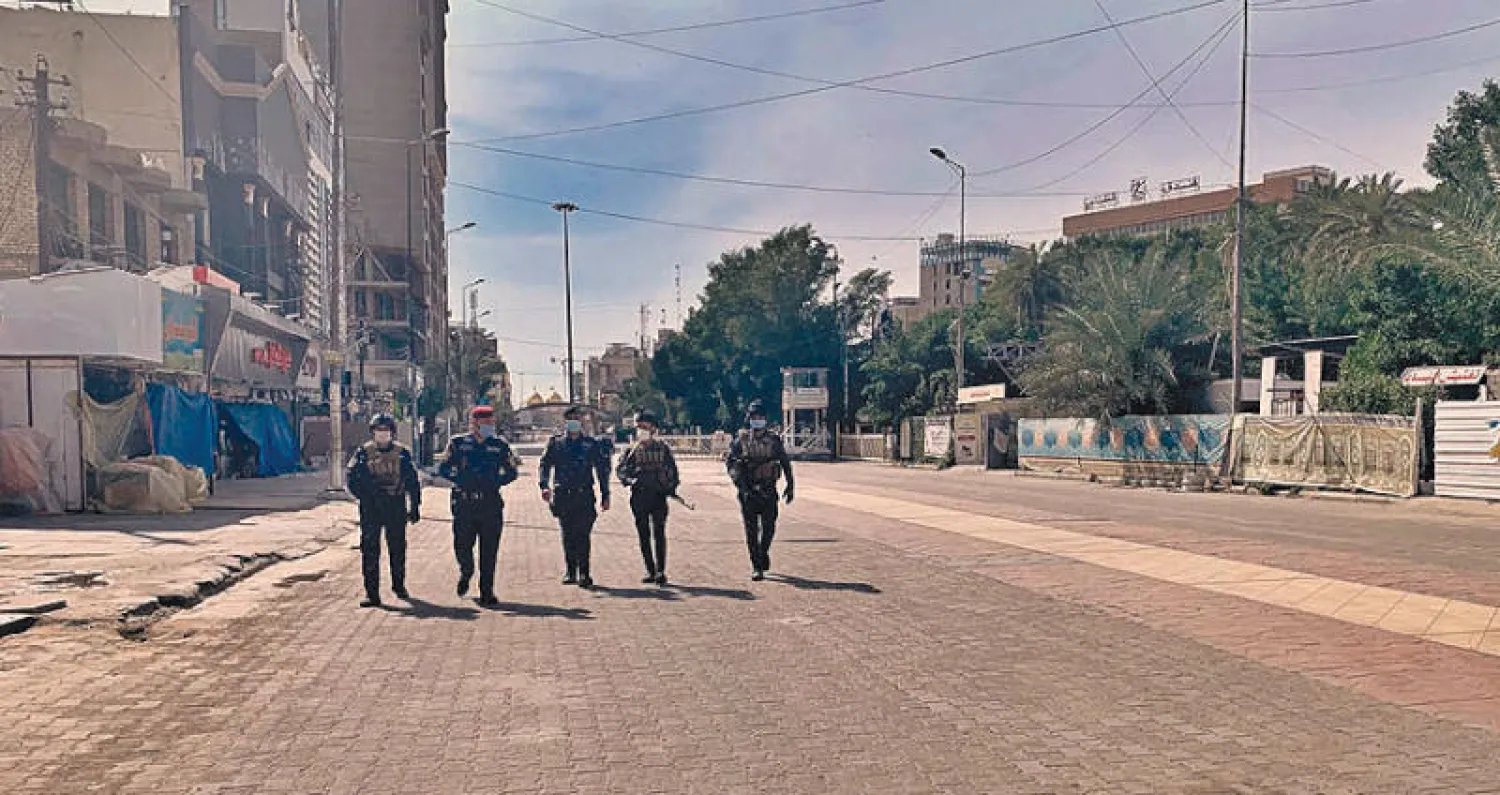 عناصر أمن عراقيون يفرضون حظر التجول في منطقة الكاظمية ببغداد (أ.ب)