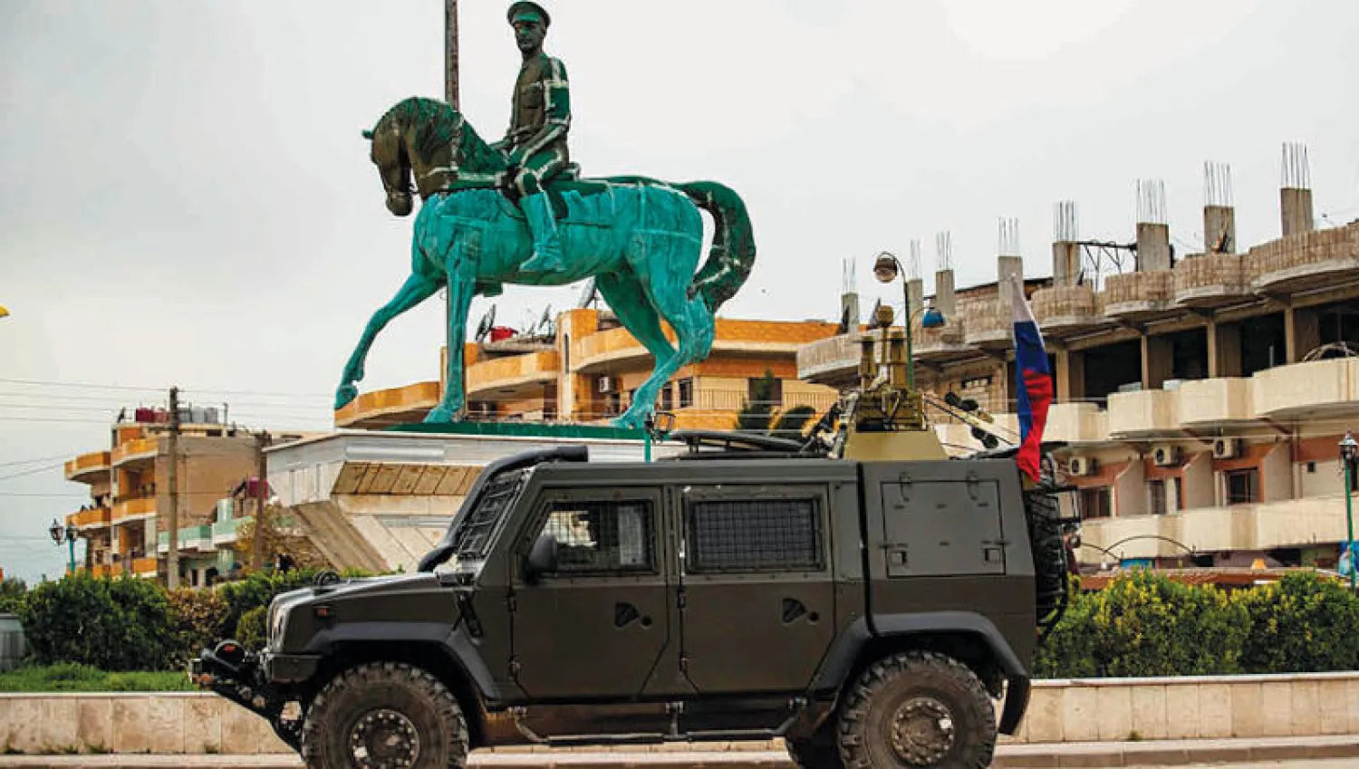 عربة عسكرية روسية في القامشلي شمال شرقي سوريا (أ.ف.ب)