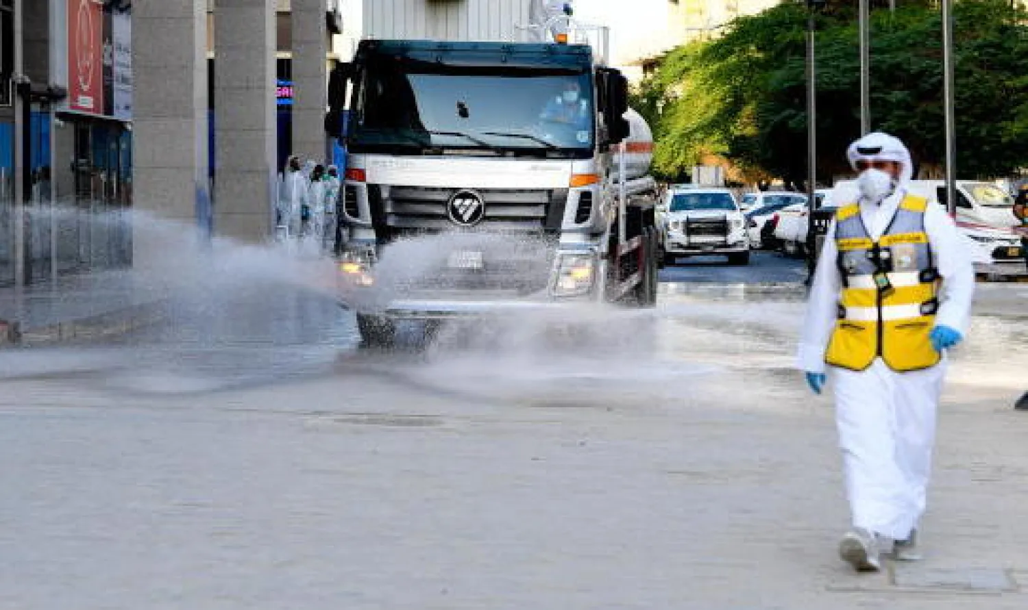 تعقيم منطقة السالمية بالكويت ضد فيروس كورونا المستجد (إ.ب.أ)