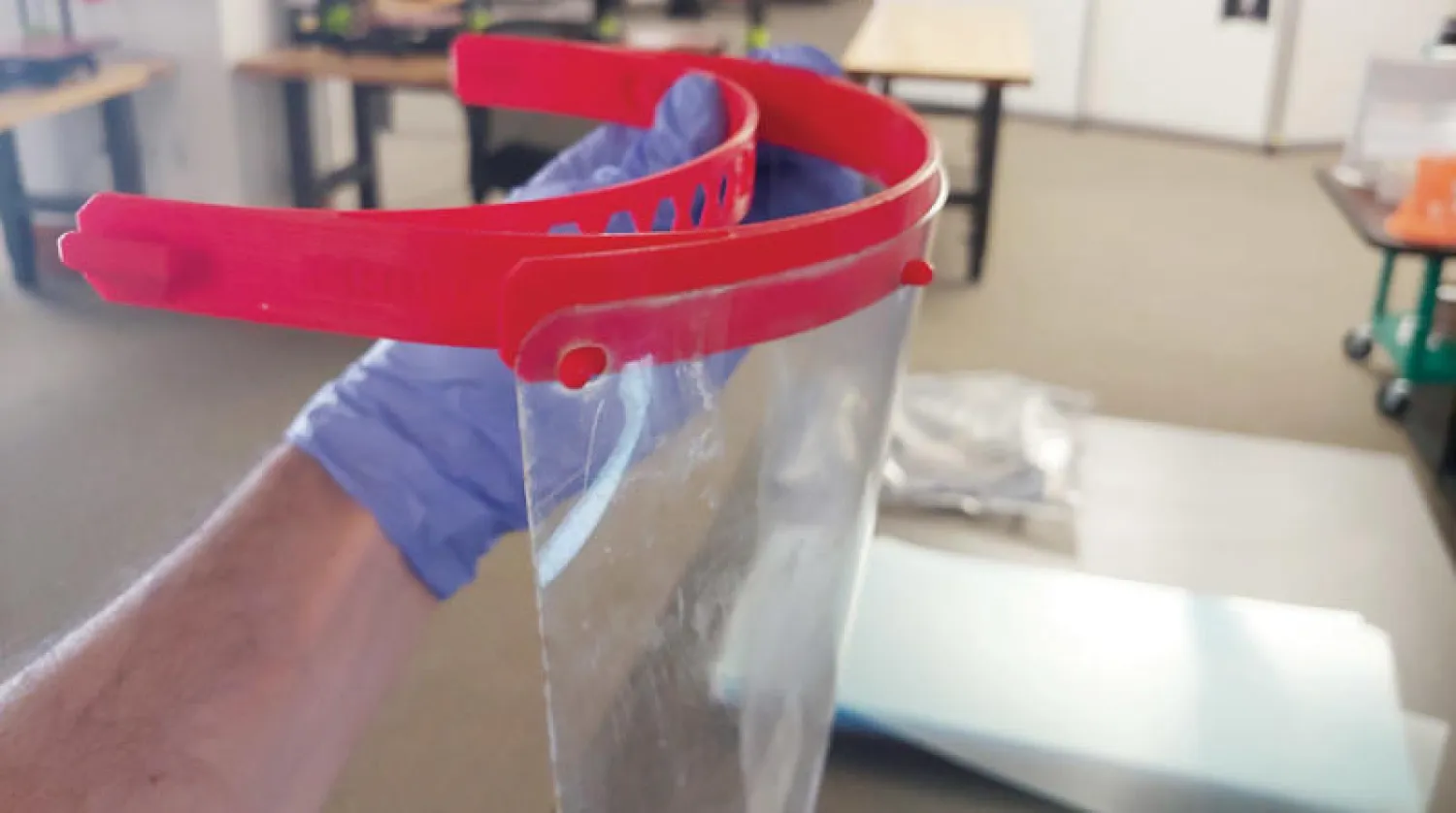 يمكن مساعدة الطاقم الطبي بطباعة الأقنعة الواقية