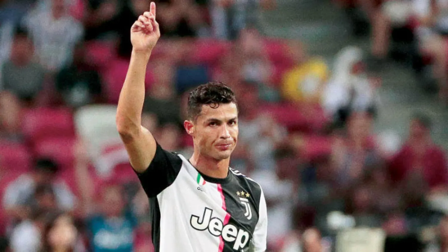 رونالدو نجم يوفنتوس واحد من اللاعبين الذين تركوا إيطاليا خوفاً من فيروس {كورونا} (إ.ب.أ)