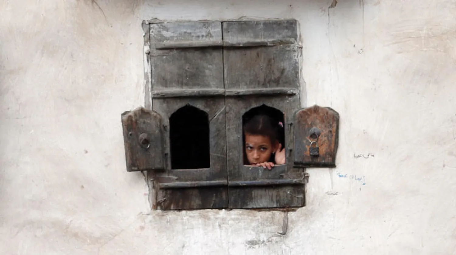 المخاوف من {كورونا} تجبر العائلات في صنعاء على البقاء في منازلها (إ.ب.أ)