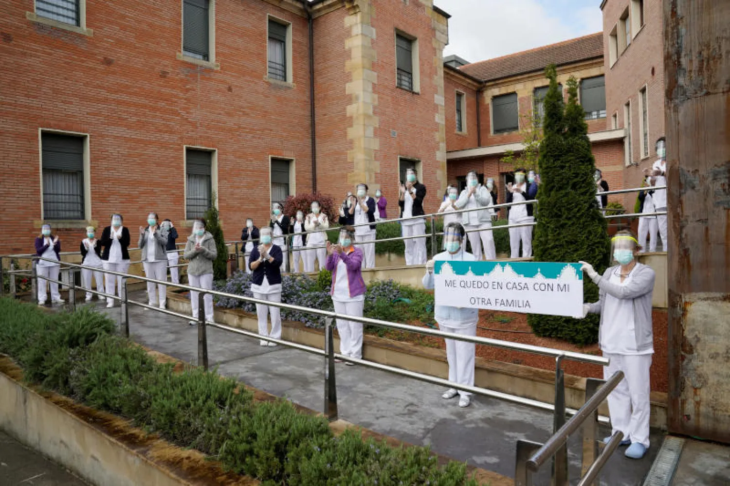 عاملون في دار للمسنّين في بلدة غرنيكا بشمال إسبانيا (رويترز)