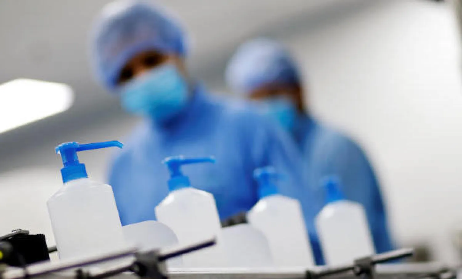 التعبئة النهائية لمطهر اليدين في أحد المصانع الطبية بالبحرين (رويترز)