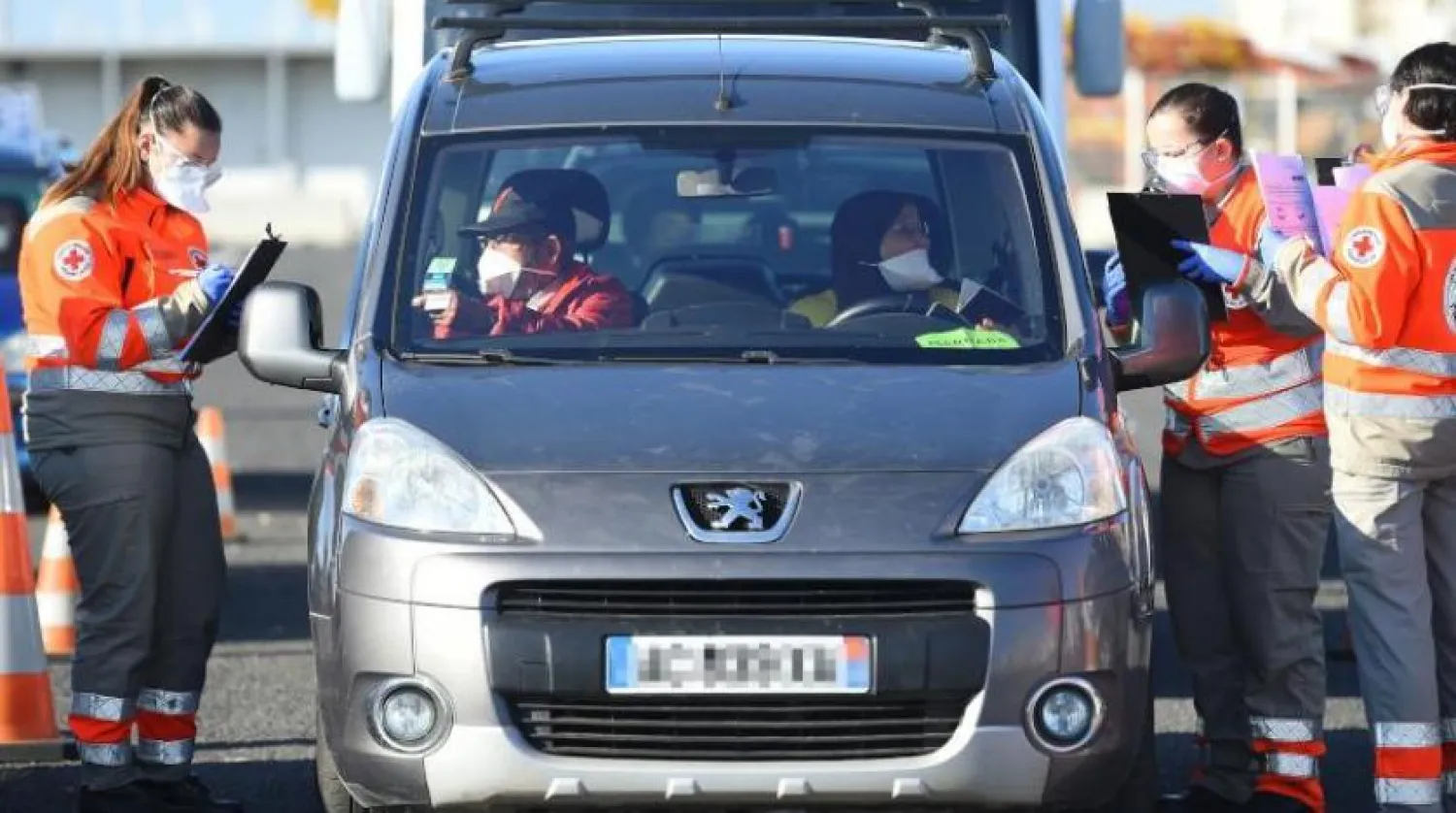 Fas’ta sağlık kontrolü yapan Kızılhaç üyeleri
