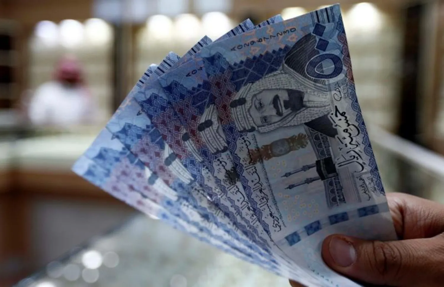 A Saudi money changer displays Saudi Riyal banknotes at a currency exchange shop in Riyadh, Saudi Arabia July 27, 2017. REUTERS/Faisal Al Nasser