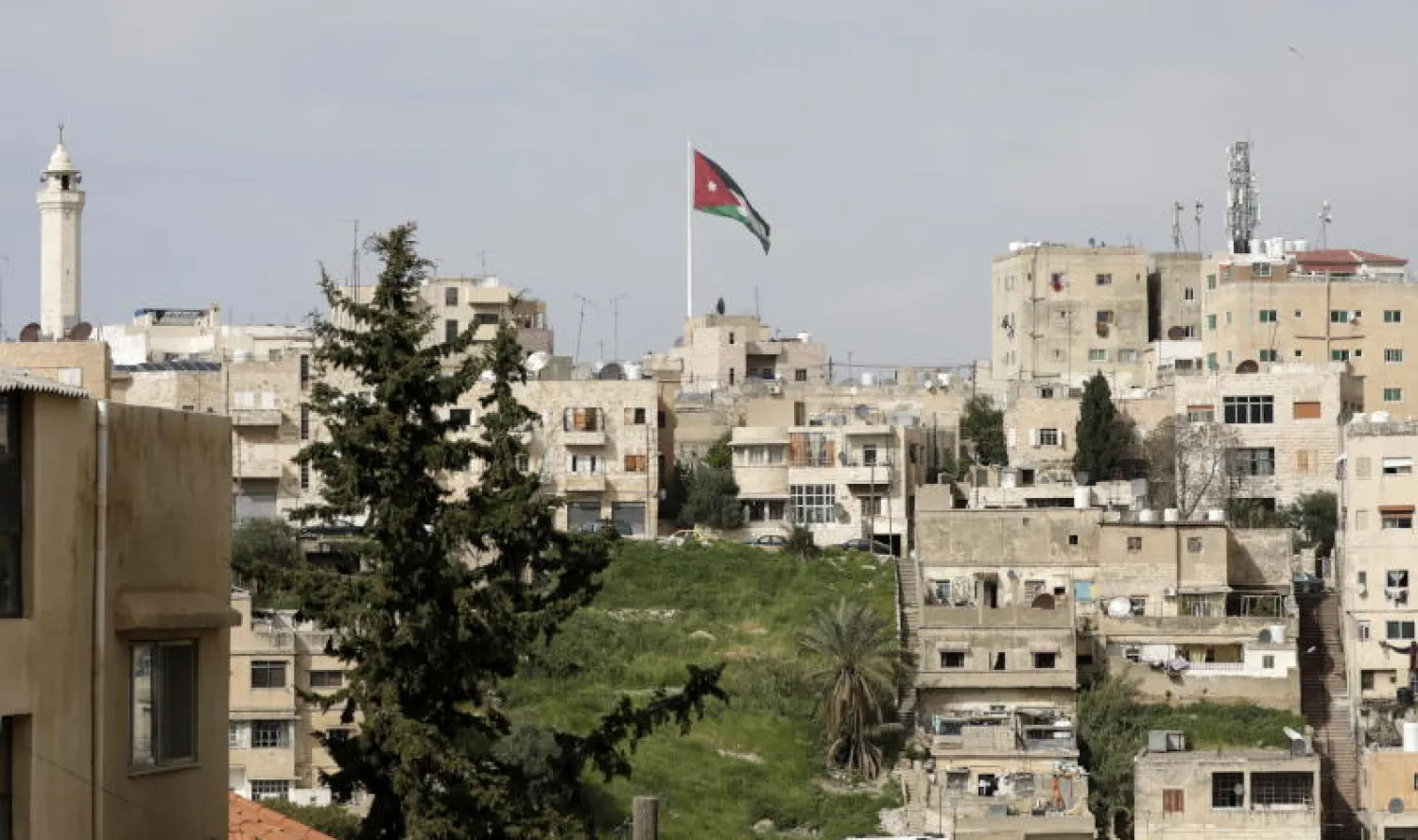 العلم الأردني يرفرف فوق منطقة جبل الحسين في عمّان (إ.ب.أ)