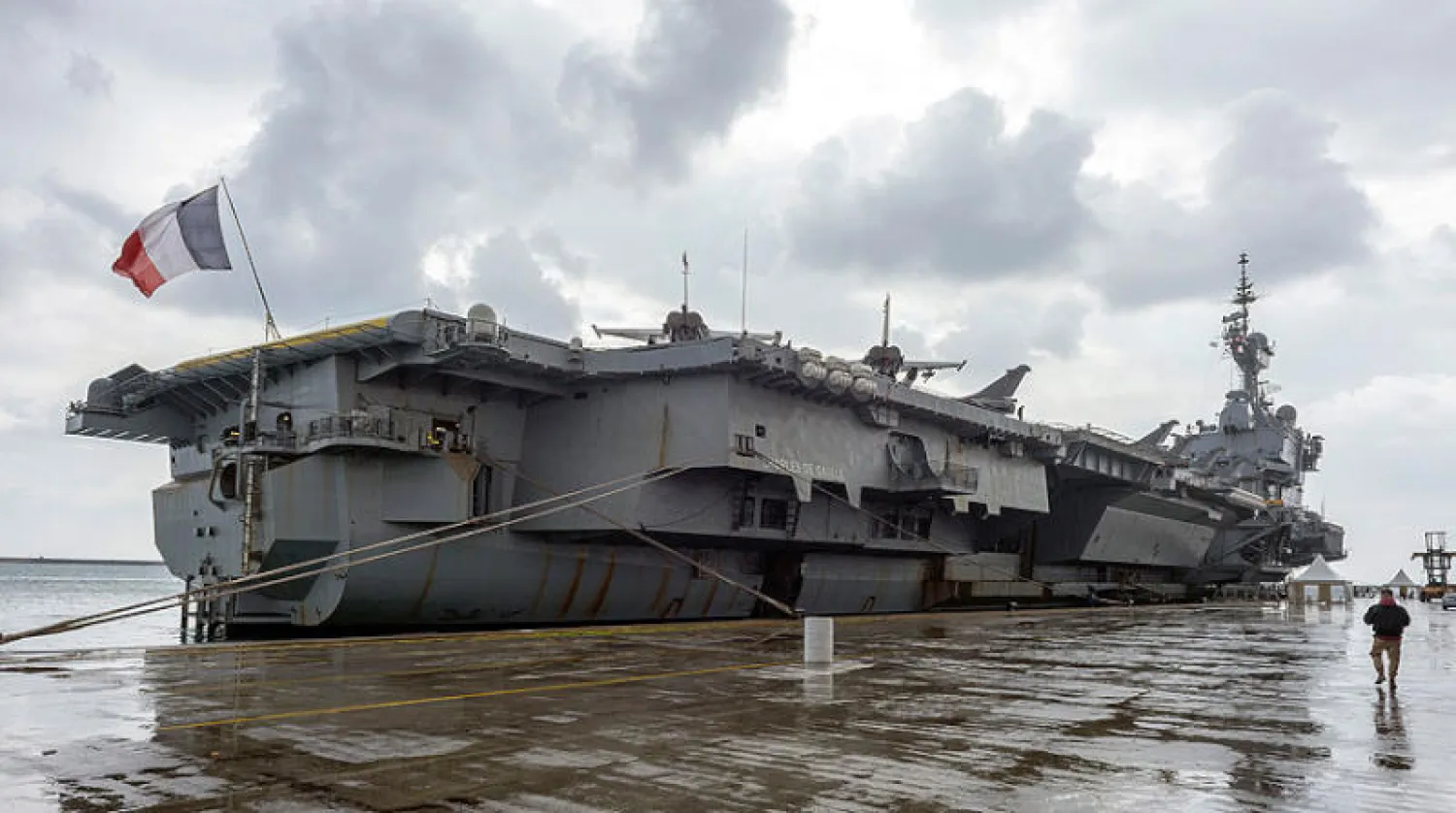 حاملة الطائرات الفرنسية الوحيدة شارل ديغول وقد لعبت دوراً مهماً في عدة مراحل من الحرب على «داعش» (إ.ب.أ)
