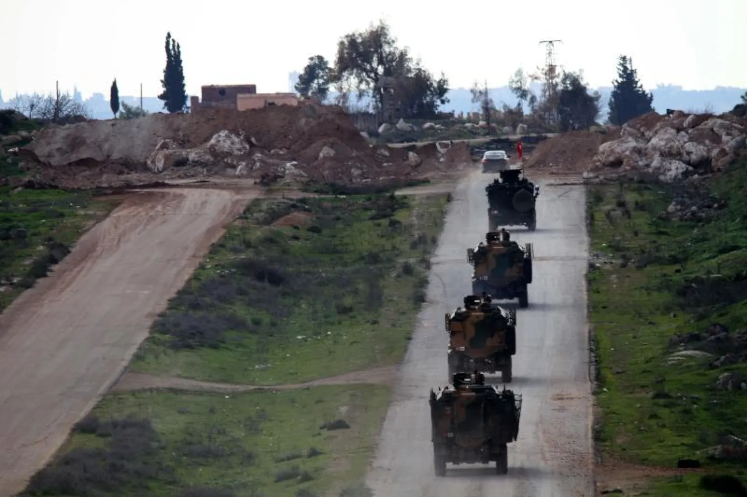 قافلة عسكرية تركية على طريق «إم 4» الرابط بين حلب واللاذقية (أرشيفية - أ.ف.ب)