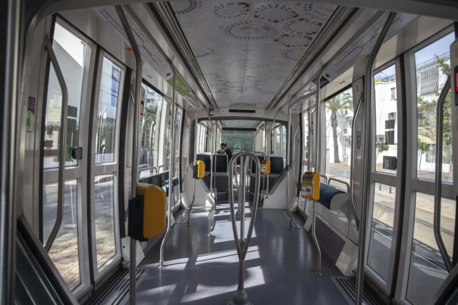 رجل يجلس في ترام خالٍ خلال حالة الطوارئ وأوامر البقاء في المنزل بسبب كورونا بالعاصمة المغربية (أ.ب)