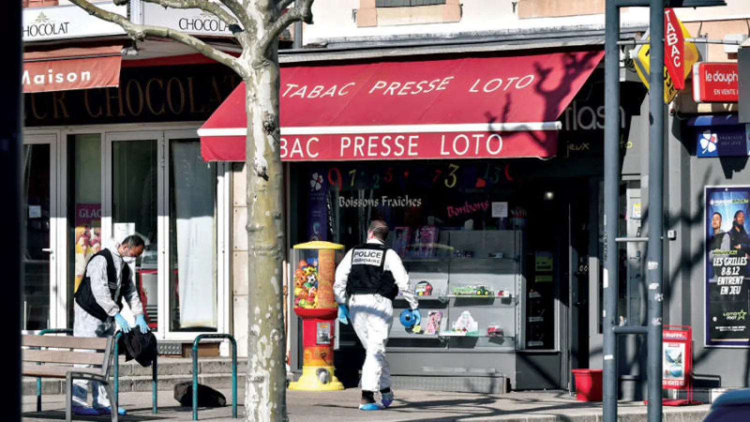 ضابط شرطة فرنسي في موقع حادث الطعن الذي ارتكب بضواحي مدينة ليون السبت الماضي (أ.ب)