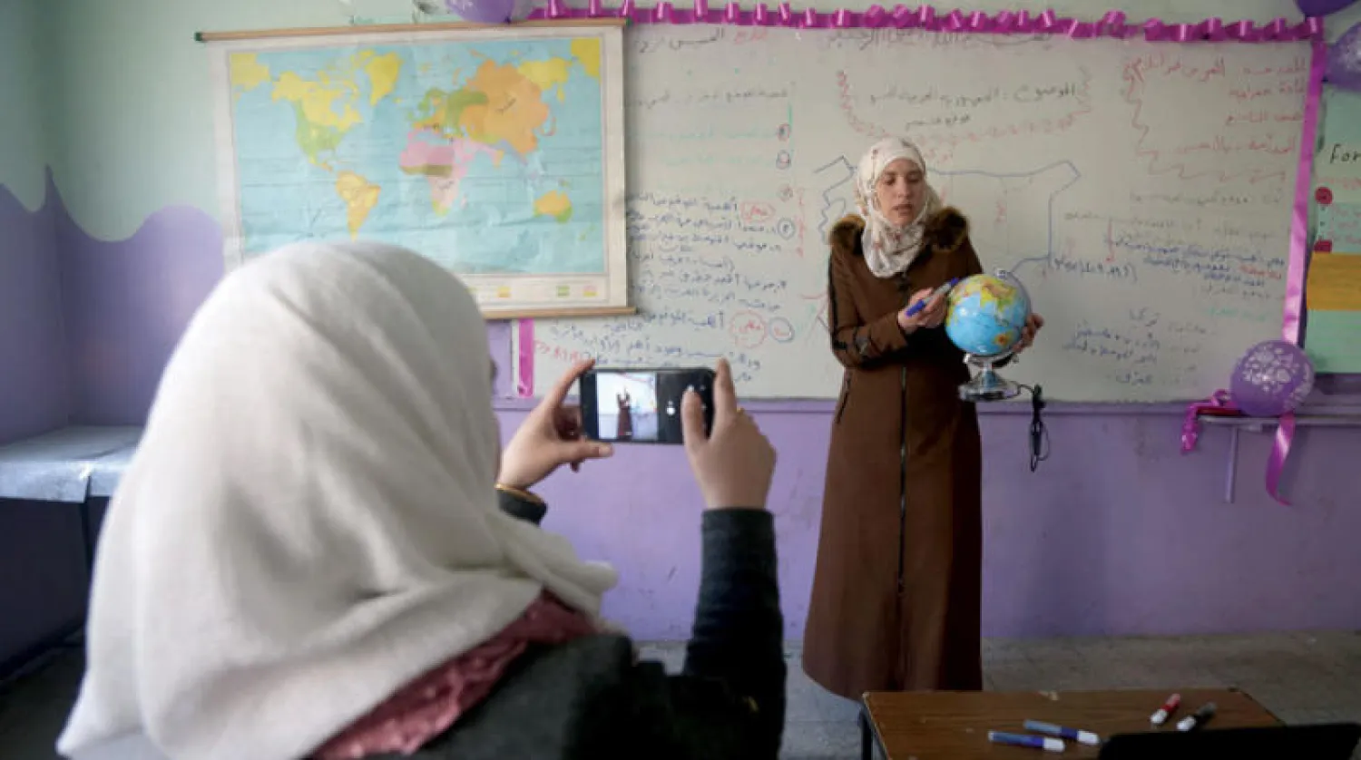 تصوير حصة تعلم عن بعد بإمكانات محدودة في مدرسة بإدلب (أ.ف.ب)