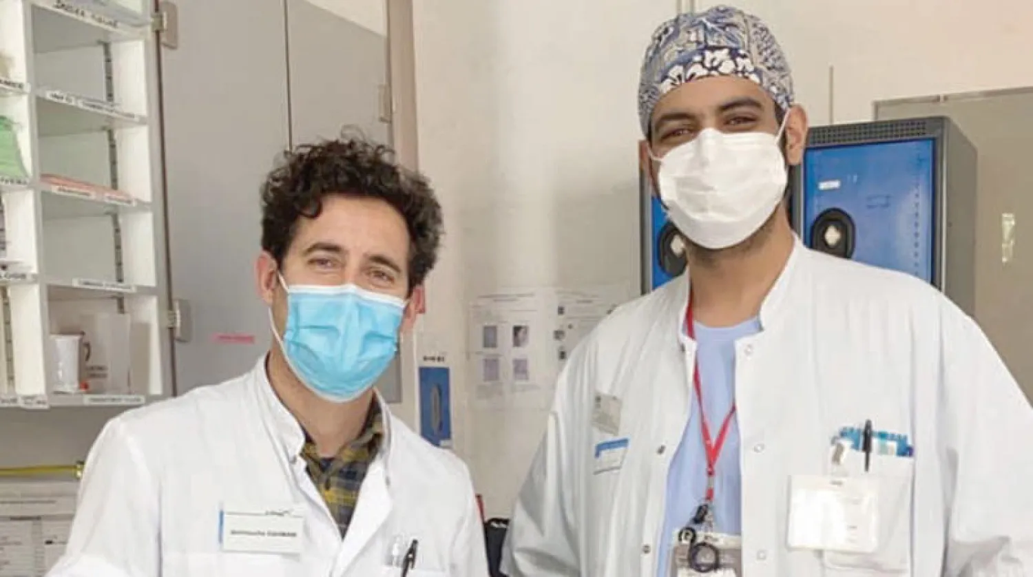 أكثر من ألف طبيب توزعوا حول العالم لمواجهة «كورونا» (حساب وزارة التعليم على {تويتر})