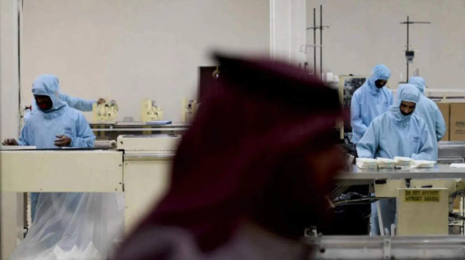 Workers at a Saudi factory | Asharq Al-Awsat 