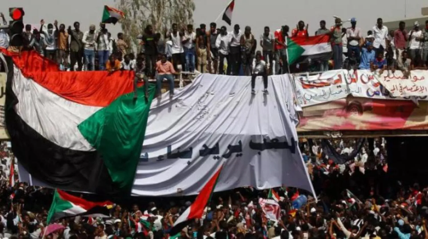 11 Nisan 2019’da Beşir’in devrilmesinden sonra bir araya gelen Sudanlı göstericiler (AFP)