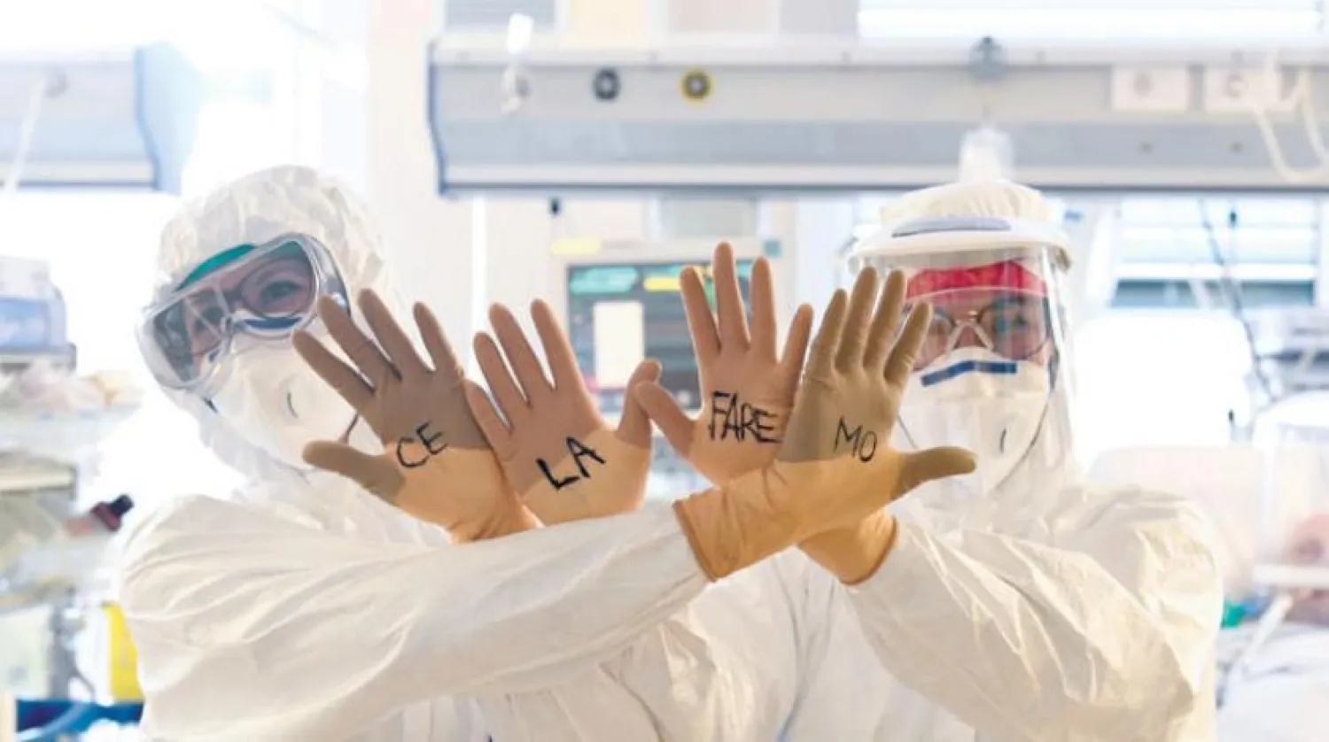 İtalyan sağlık personeli “Bu krizden çıkacağız” mesajı veriyor (Reuters)