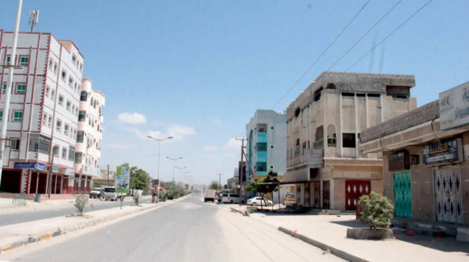 شارع خالٍ في مدينة الشحر التابعة لمحافظة حضرموت أمس (رويترز)