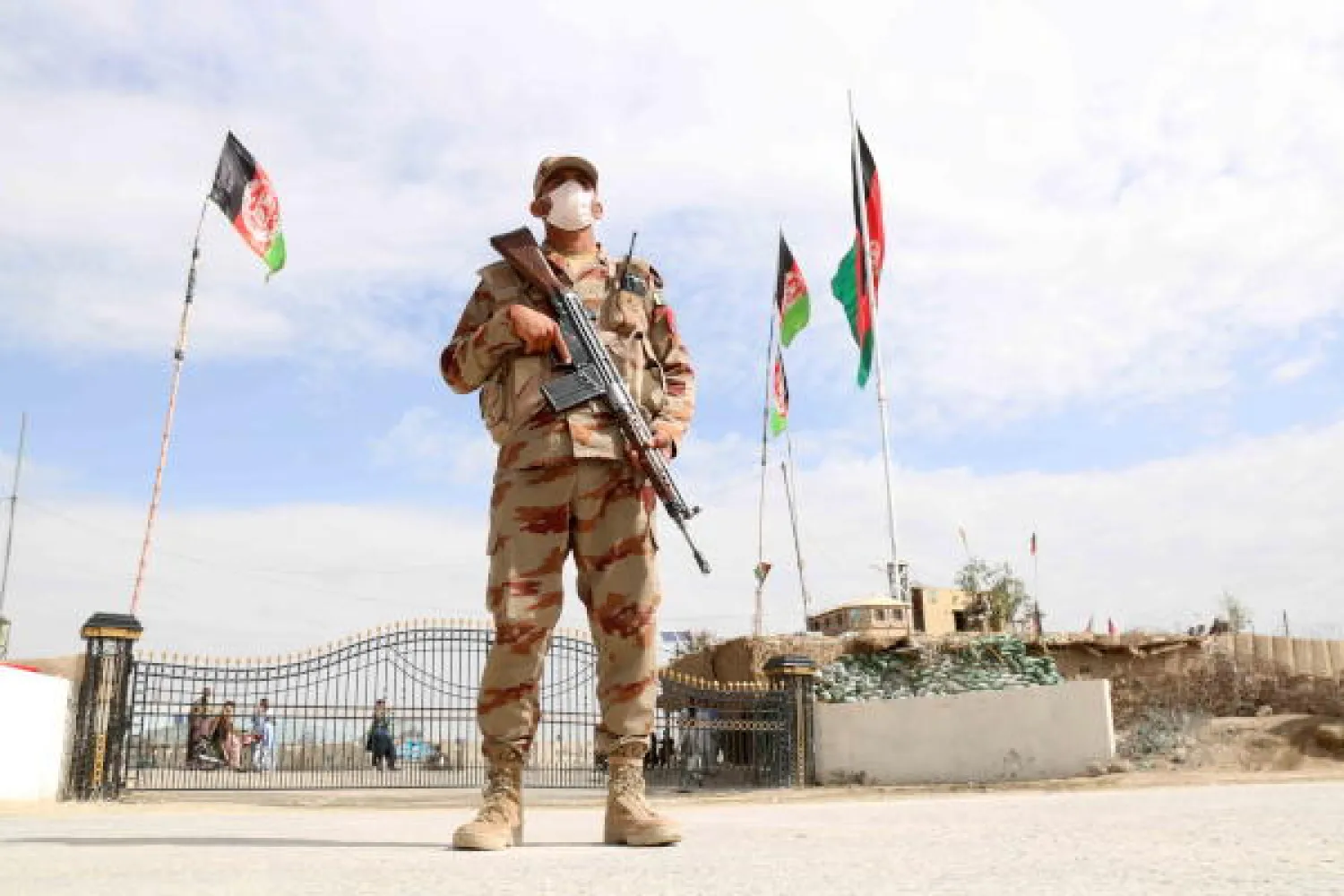  A Pakistani soldier stands guard at Pak-Afghan border after it remain closed due to coronavirus, in Chaman, Pakistan, 20 March 2020. Reports state the number of cases infected with coronavirus Covid-19 in Pakistan increased to 478. EPA/AKHTAR GULFAM
