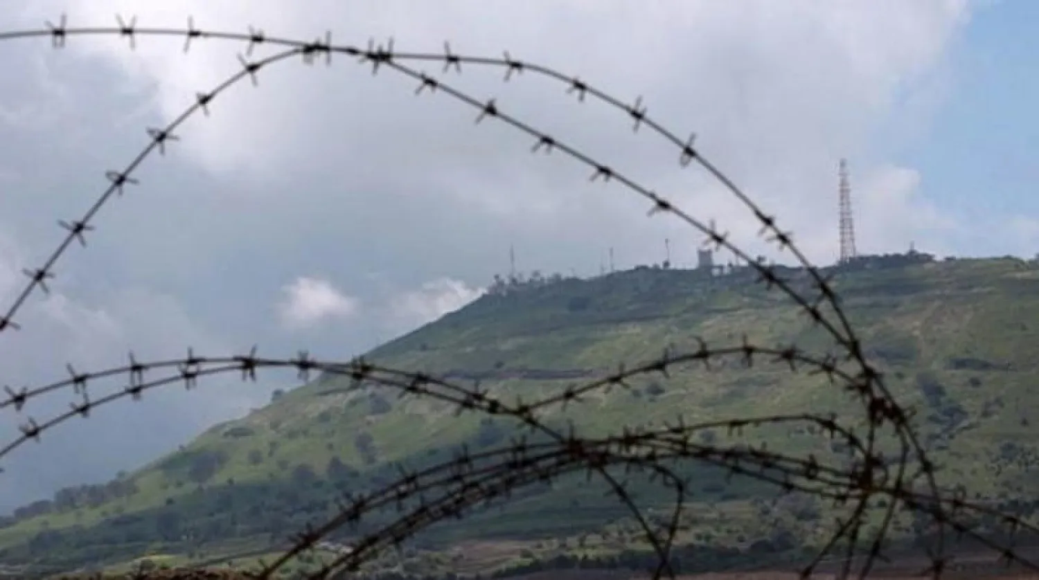 نقطة عسكرية إسرائيلية في هضبة الجولان تم تصويرها من بلدة القنيطرة السورية