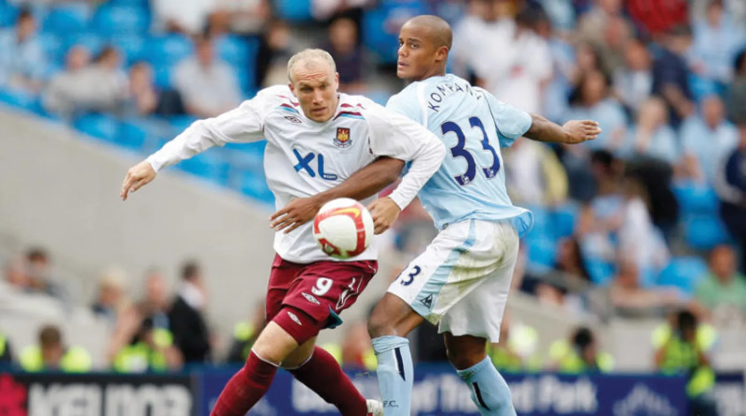 دين أشتون خلال مواجهة بين وستهام ومانشستر سيتي عام 2008