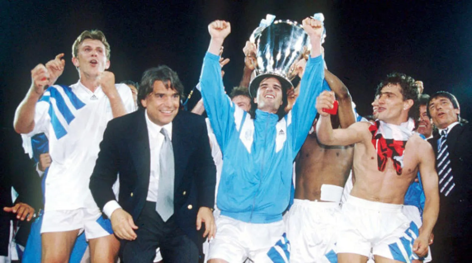 لاعبو مرسيليا يحتفلون بالفوز بكأس أوروبا عام 1993