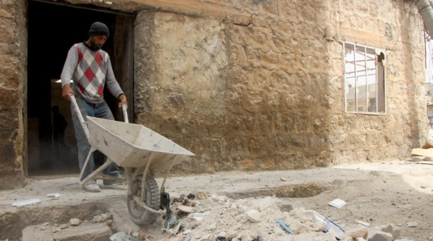 يرمم منزله المدمر في الأتارب بريف حلب الغربي (الشرق الأوسط)
