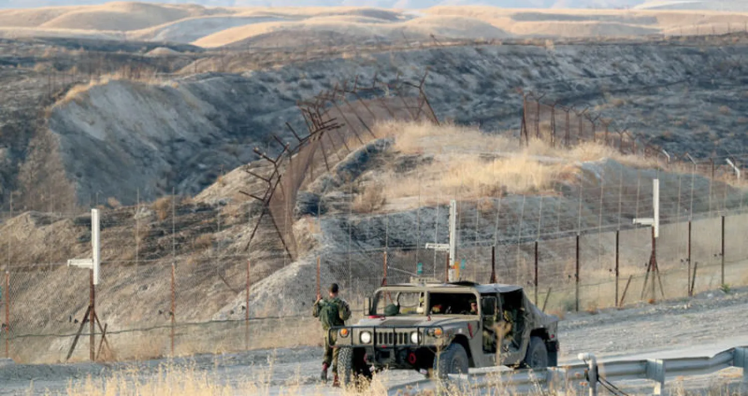 صورة أرشيفية لجنود إسرائيليين يحرسون منطقة غور الأردن شرق الضفة الغربية المحتلة (رويترز)