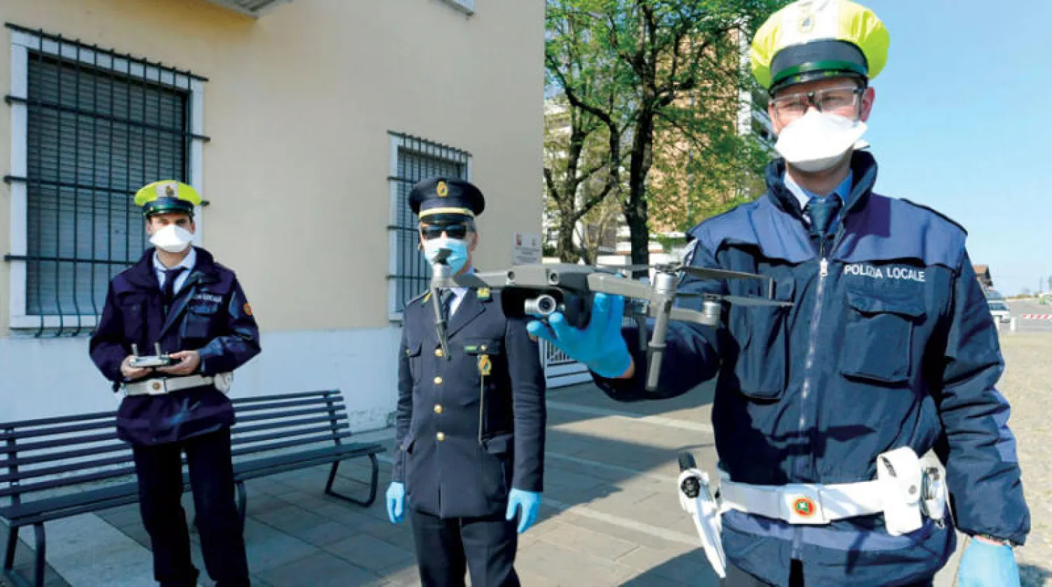 الشرطة الإيطالية لجأت إلى طائرات دون طيار لمراقبة تحركات السكان في بلدة قرب ميلانو (إ.ب.أ)