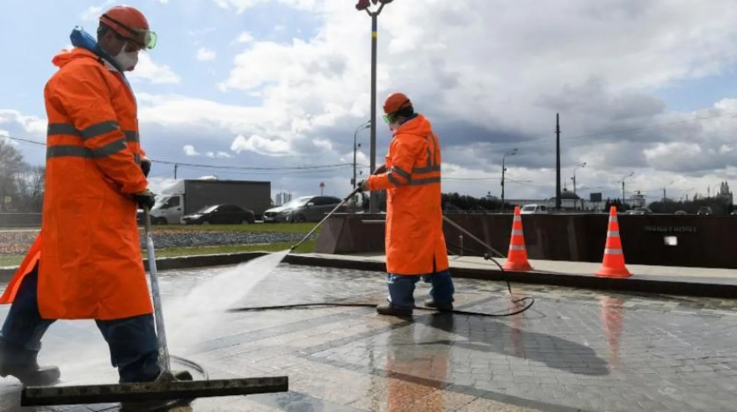 Moskova'daki belediye çalışanları alanları temizlerken (AFP)