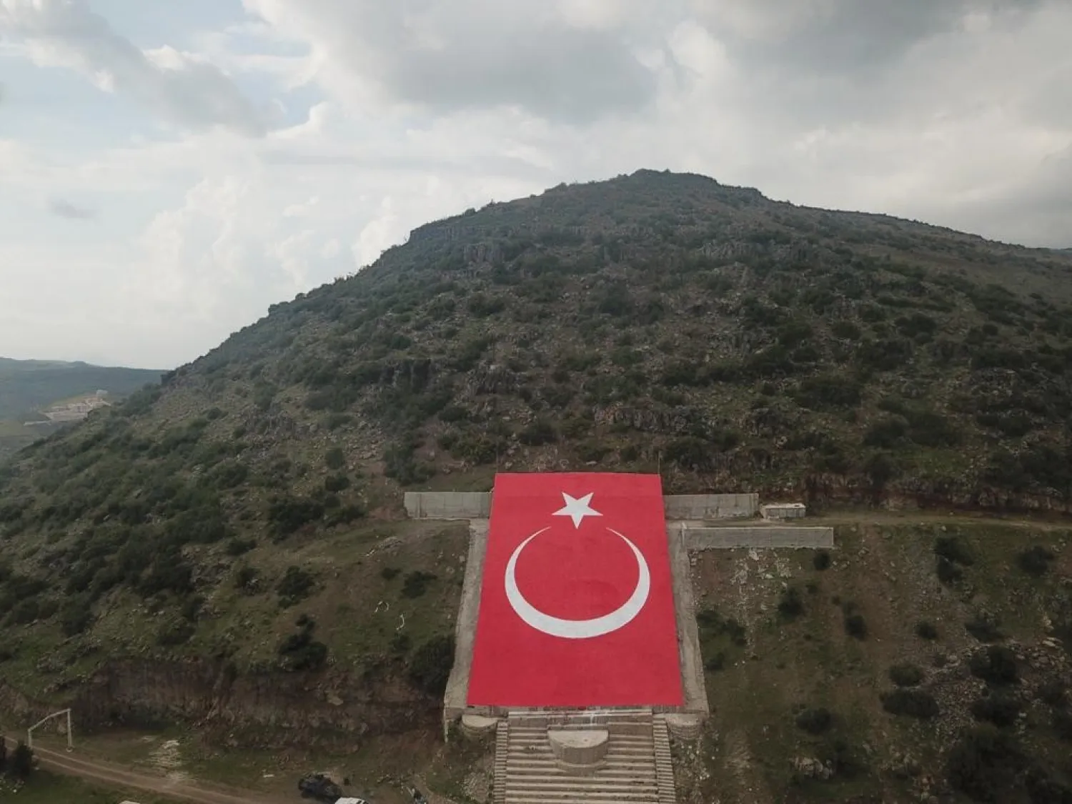 Afrin’de Abdullah Öcalan portresi yerine Türk bayrağı çizildi