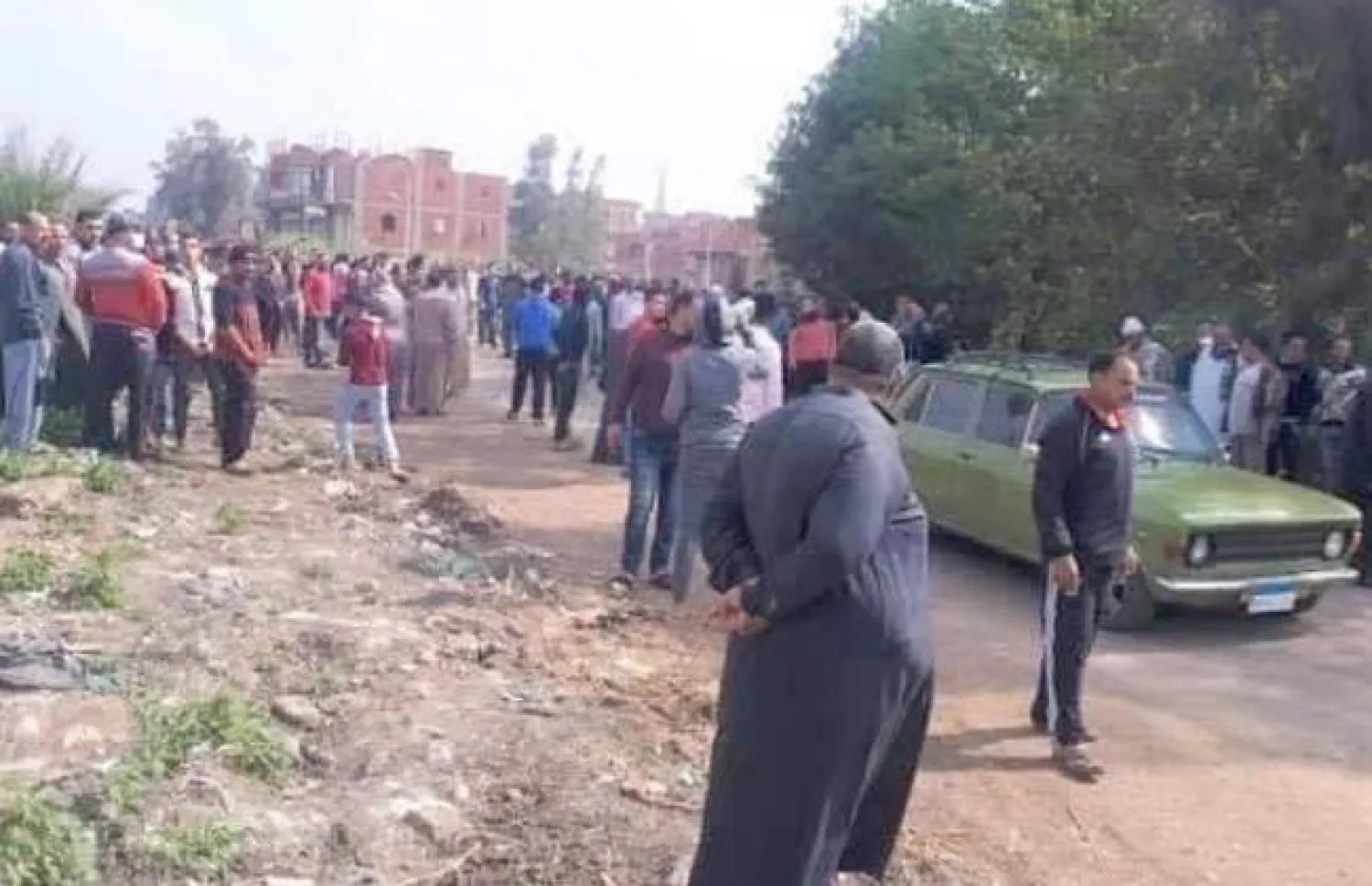 عدد من أهالي قرية «البهو فريك» في محافظة الدقهلية المصرية يتجمعون رفضا لدفن طبيبة (تويتر)