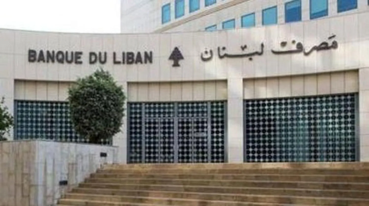 دولاران في لبنان... أحدهما وهمي والآخر شحيح لدى الصيارفة