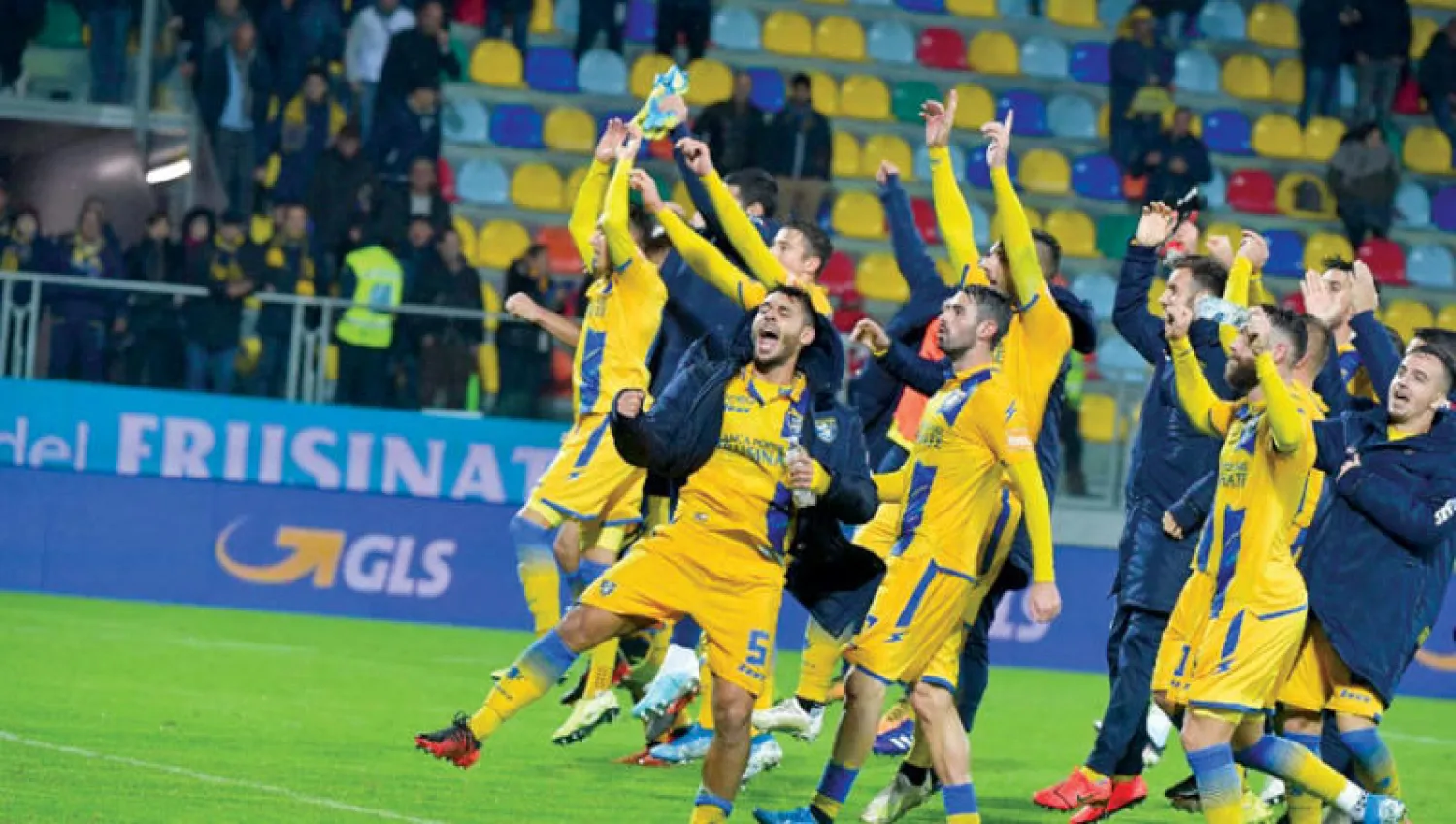 فريق فروزينوني الإيطالي هدد باللجوء للقضاء إذا حُرم من الصعود للدرجة الأولى