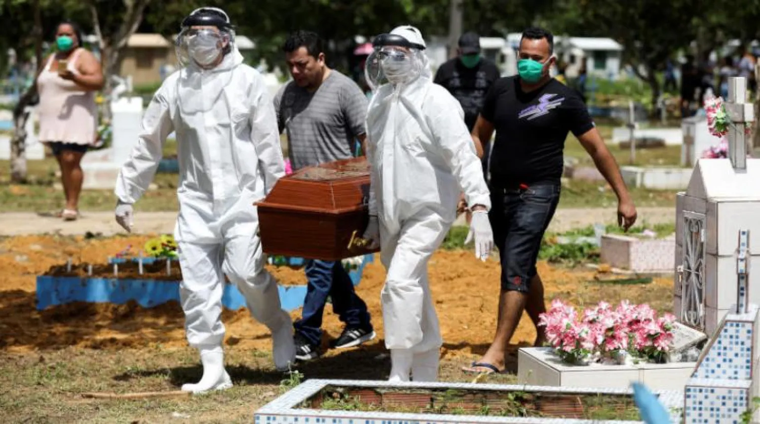 Brezilya’da koronavirüs kurbanlarından birinin cenazesi (Reuters)