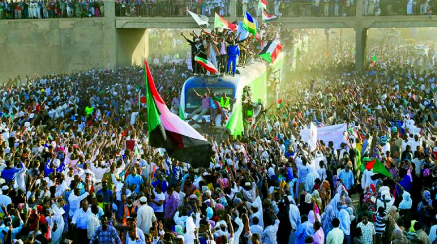 السودانيون خرجوا بمئات الالاف لاقتلاع نظام البشير في ابريل الماضي (رويترز)
