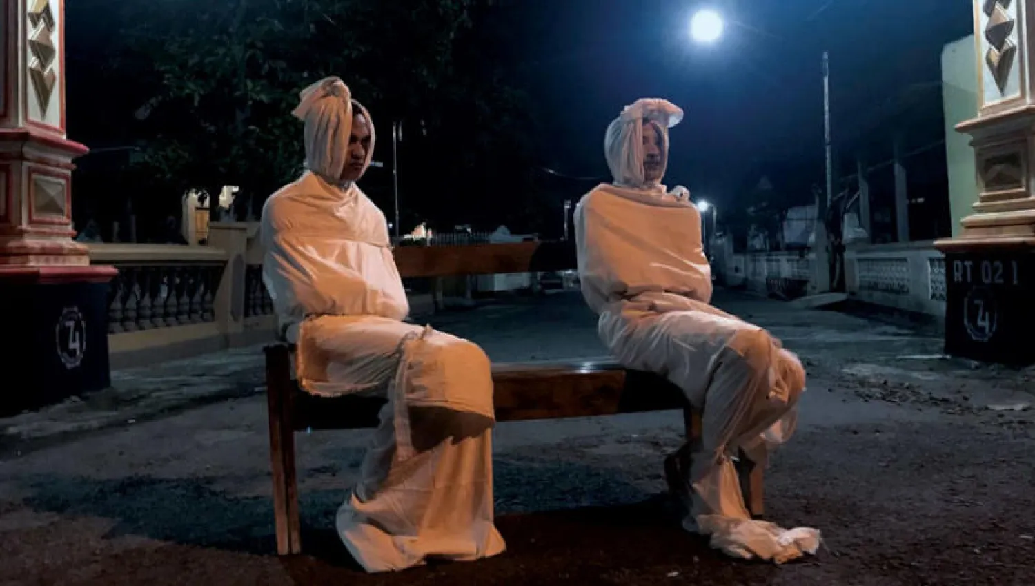 شابان يرتديان الأبيض بالكامل لإخافة المارة (رويترز)