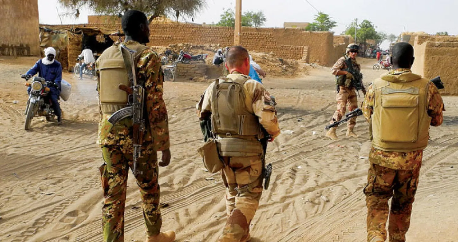 جنود من قوة برخان الفرنسية خلال مشاركتهم في عملية على نطاق «غير مسبوق» على حدود مالي مع النيجر الشهر الماضي (أ.ف.ب)