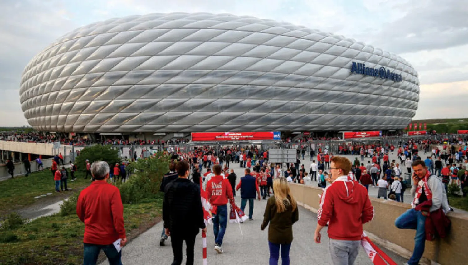 ملعب {أليانز أرينا} معقل بايرن ميونيخ لم يحسم أمره من استضافة مباريات يورو 2021 (إ.ب.أ)