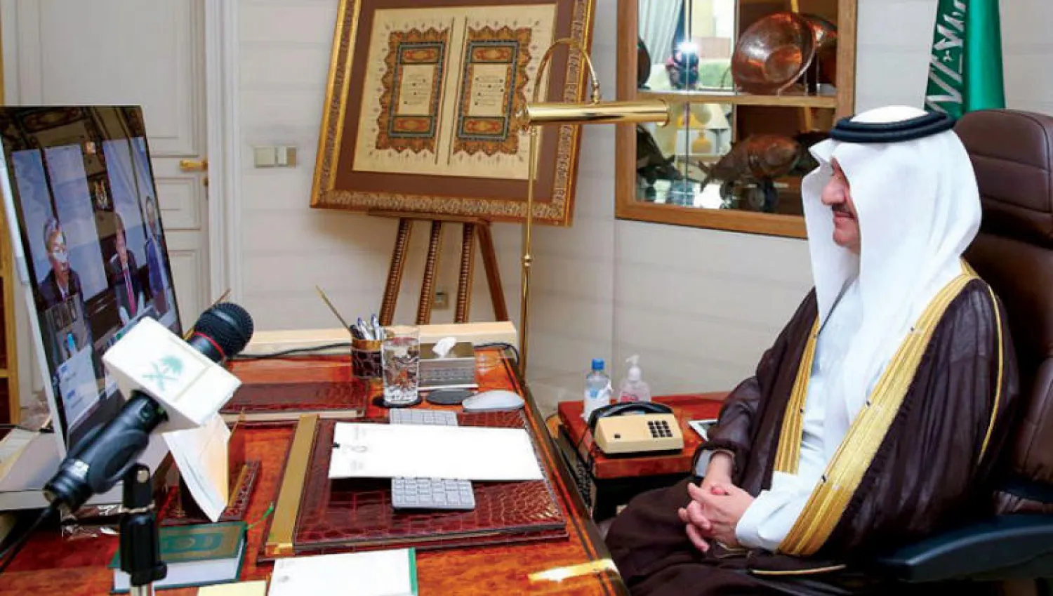 أمير المنطقة الشرقية خلال رعايته عن بعد إبرام عقد تخصيص ميناء الدمام شرق السعودية (الشرق الأوسط)