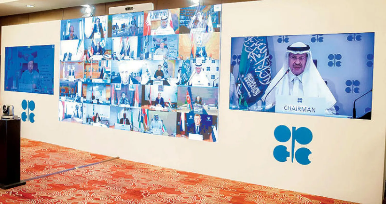 وزير الطاقة السعودي الأمير عبد العزيز بن سلمان في اجتماع «أوبك+» الافتراضي التاريخي الخميس الماضي (أ.ف.ب)