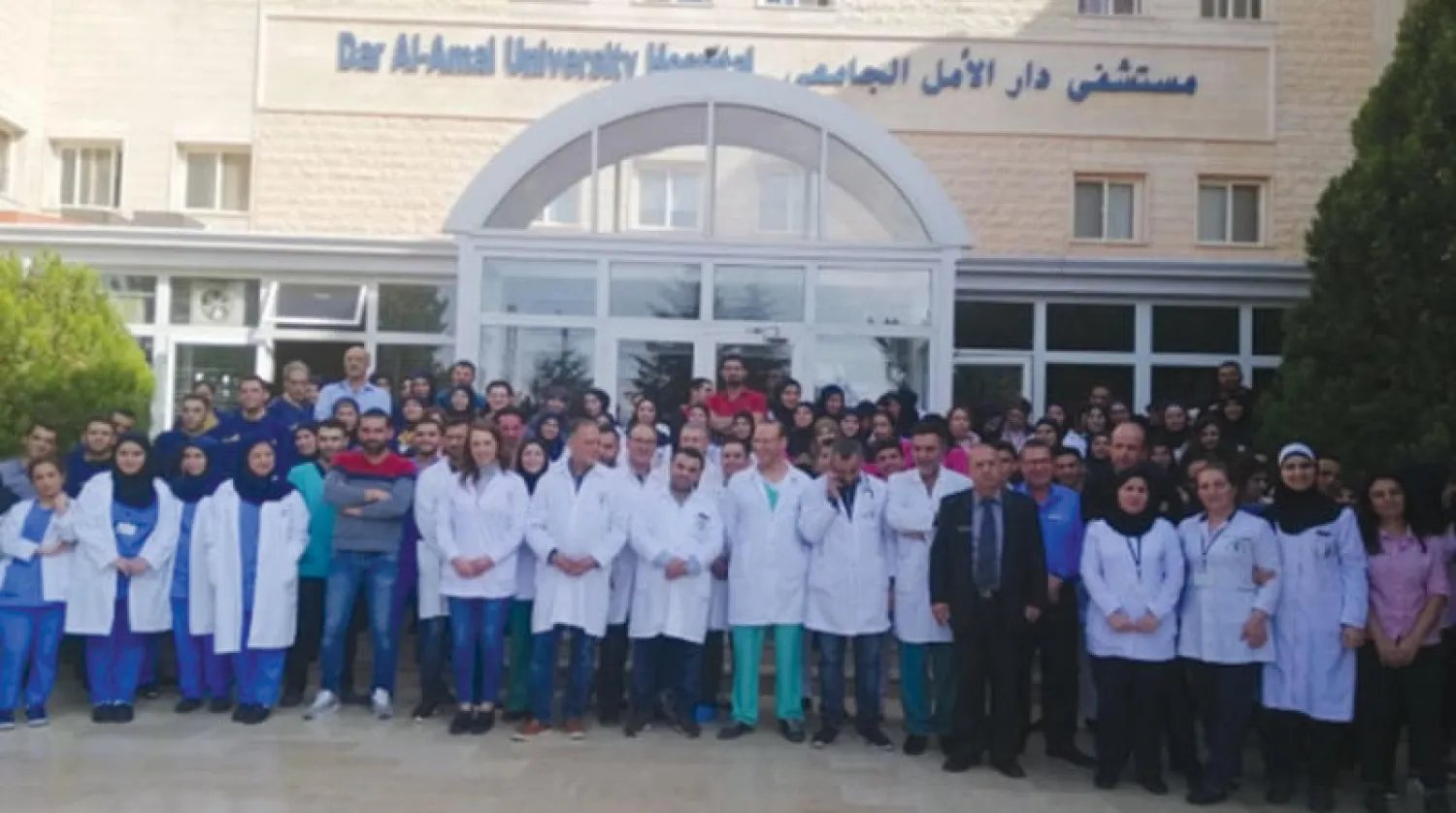 إضراب نفذه موظفون في مستشفى «الأمل» العام الماضي للمطالبة بصرف مستحقاتهم (الوكالة الوطنية)