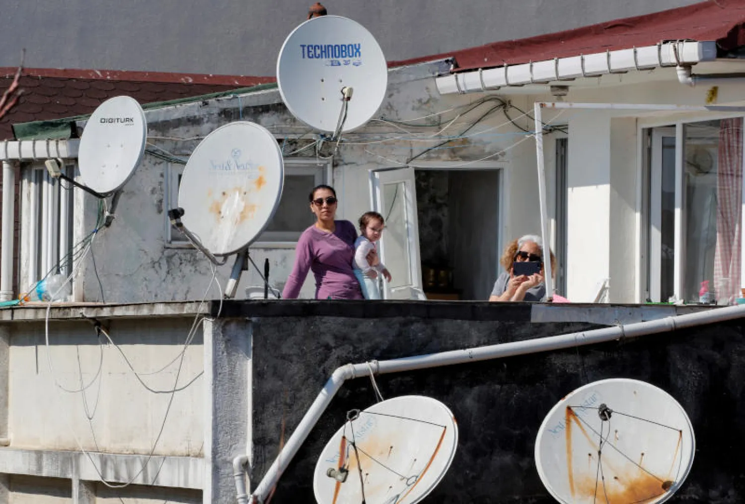 على شرفة منزل في إسطنبول (رويترز)