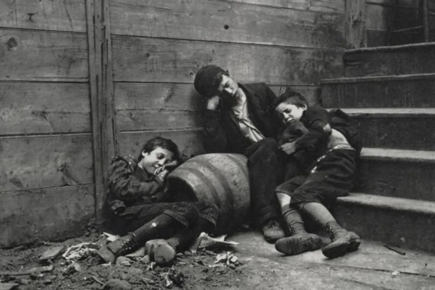 1900 yılında New York sokaklarındaki evsiz çocukların fotoğrafı

